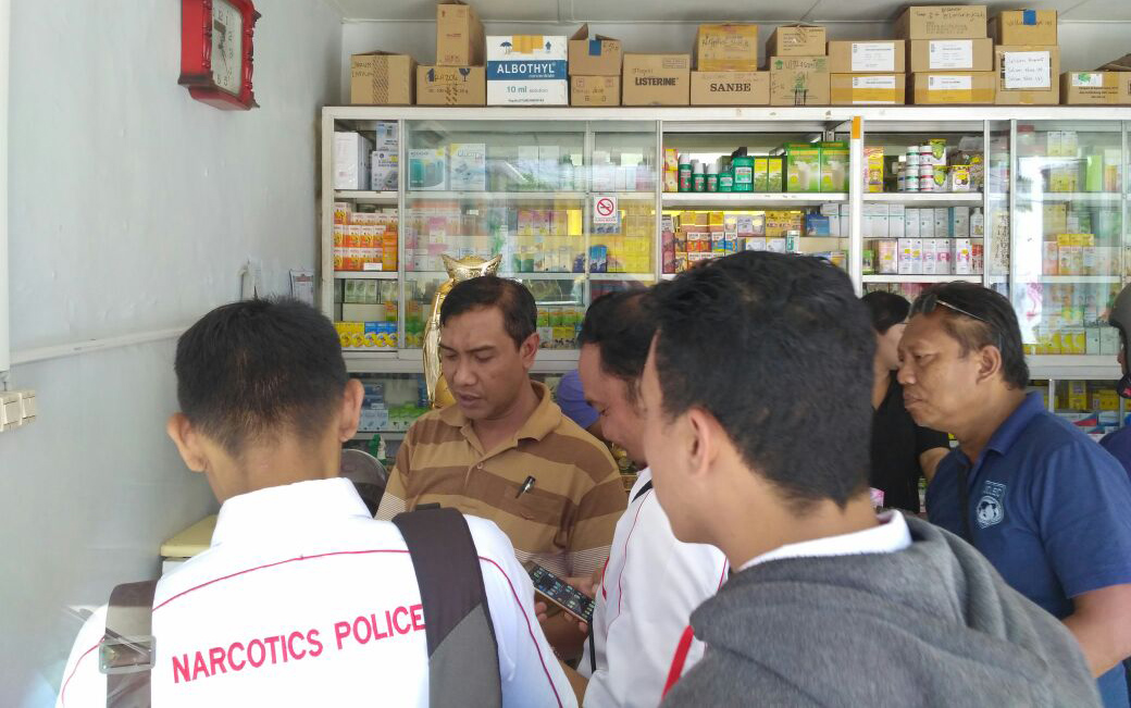 Polisi Dari Satres Narkoba Polres Buleleng Melkaukan Pemeriksaan Terhadap Obat Obatan Dan Kosmetik Ke Sejumlah Toko Obat Dan Apotik Di Singaraja Foto