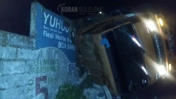  Truck  Angkut  Kayu  Terguling dan Rusak Sebuah Rumah Koran 