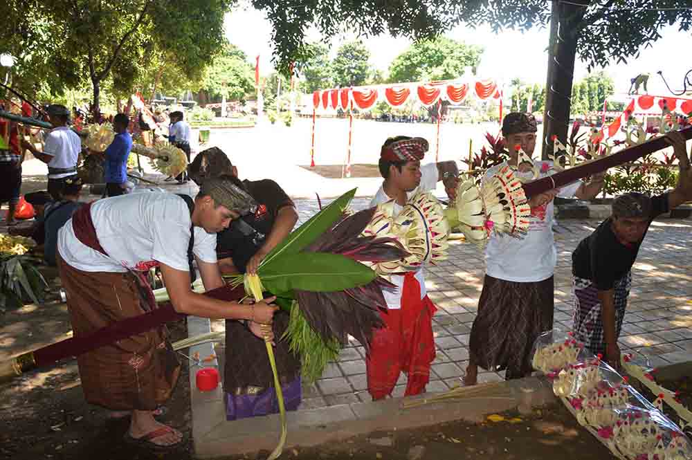 Lomba Penjor Untuk Lestarikan Tradisi Koran Buleleng