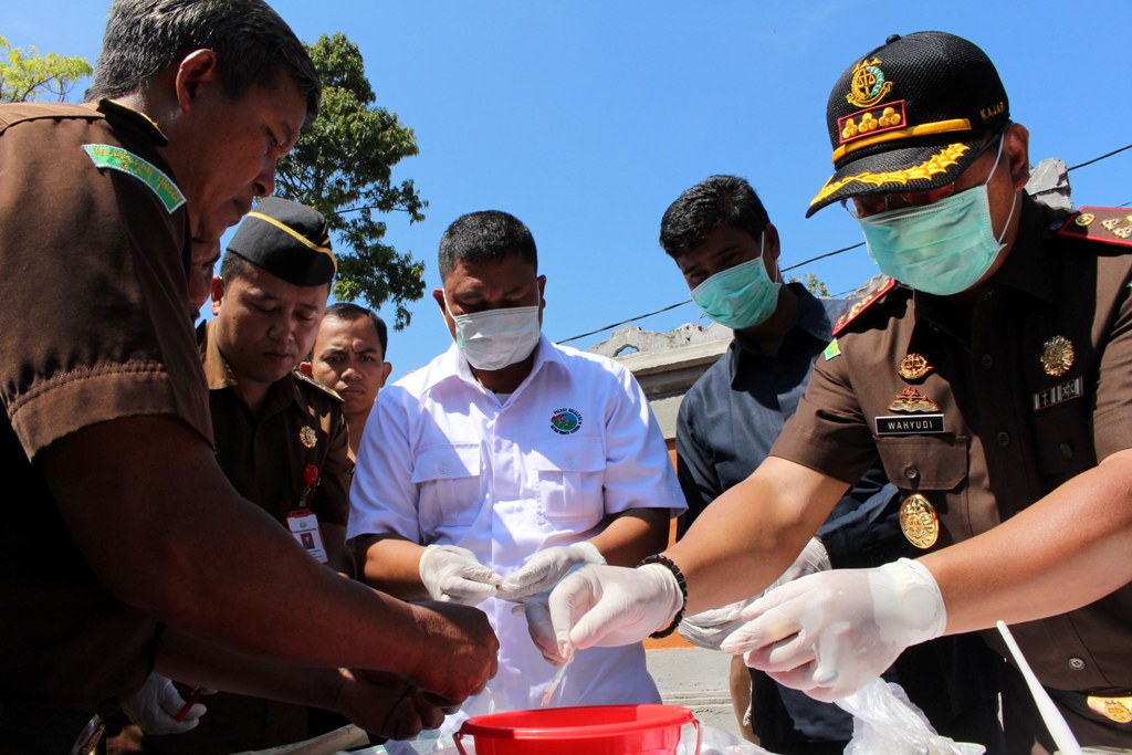 Kejaksaan Musnahkan Barang Bukti Hasil Pemidanaan - Koran Buleleng