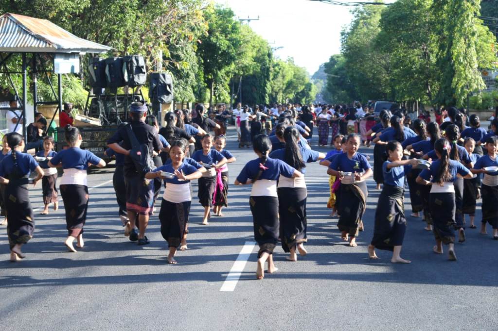 500 Perempuan Menari Tari Panyembrama Di Pembukaan Bulfest - Koran Buleleng