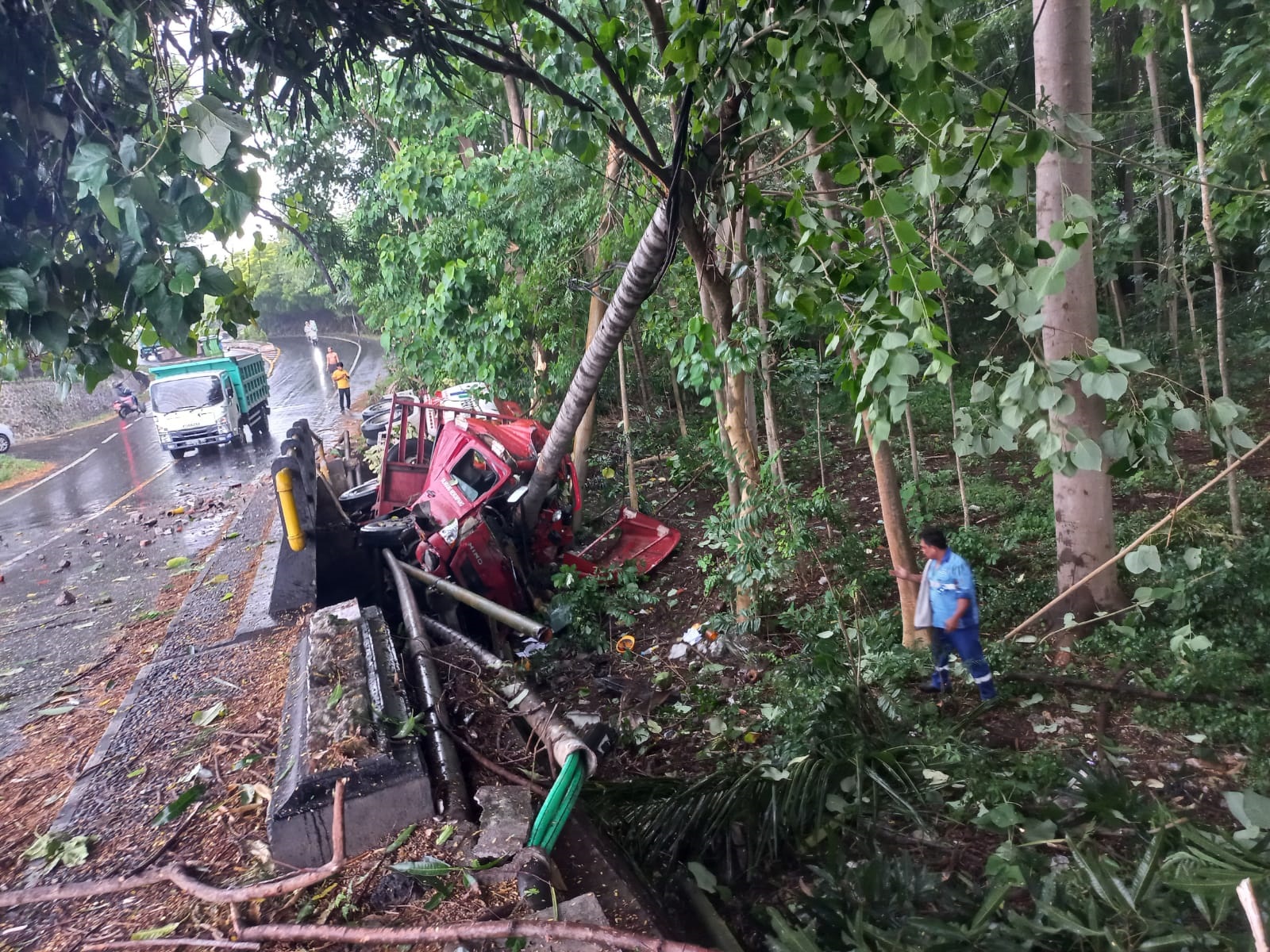 Truk Tangki Minyak Tabrak Pembatas Jalan, Nyemplung Ke Jurang - Koran ...