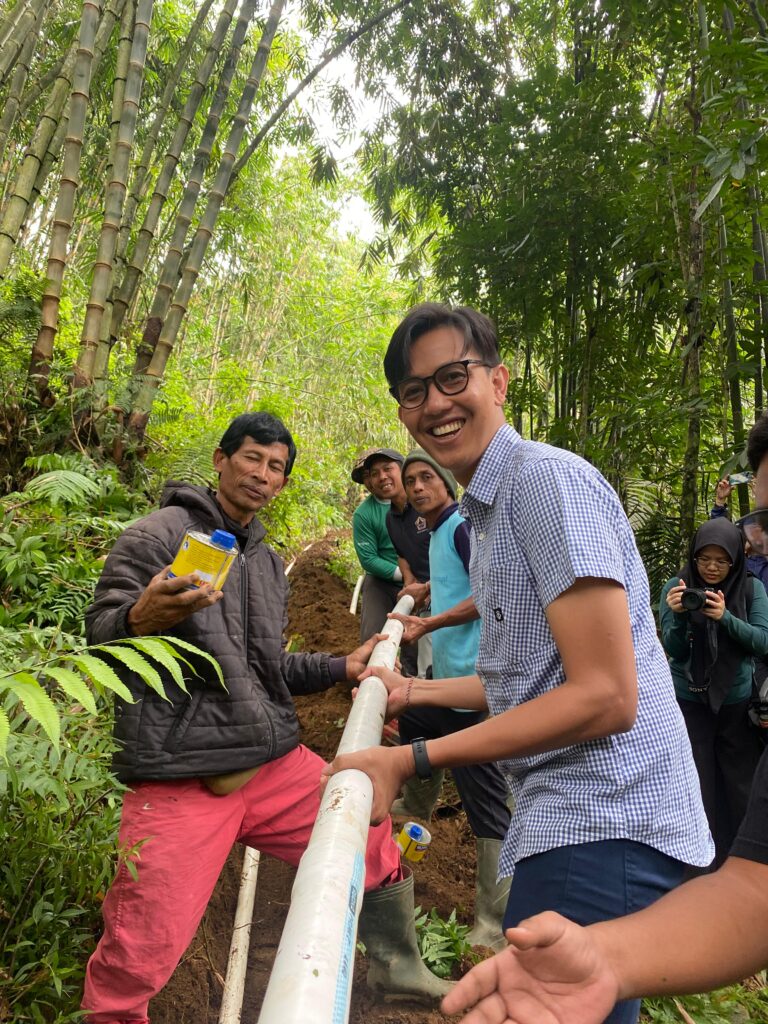 Kini, air bersih tak lagi sebatas mimpi bagi warga lembah Sandan. Di antara hijaunya bambu dan semangat gotong royong, mereka membuktikan bahwa ketika komunitas bersatu dan alam dihargai, maka hidup bisa kembali mengalir. Perlahan tapi pasti.